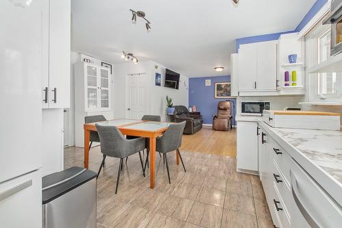 Coin-repas - 2045 Crois. De Clemency, Laval (Vimont), QC - Indoor