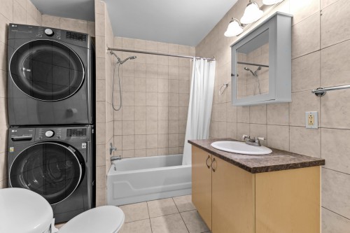 Bathroom - 6490  - 6492 Av. Mclynn, Montréal (Côte-Des-Neiges/Notre-Dame-De-Grâce), QC - Indoor Photo Showing Laundry Room