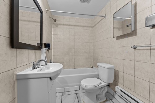 Bathroom - 6490  - 6492 Av. Mclynn, Montréal (Côte-Des-Neiges/Notre-Dame-De-Grâce), QC - Indoor Photo Showing Bathroom