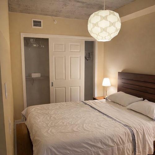 Primary bedroom - 207-1205 Rue Mackay, Montréal (Ville-Marie), QC - Indoor Photo Showing Bedroom