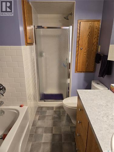 427 15Th Avenue Ne, Swift Current, SK - Indoor Photo Showing Bathroom