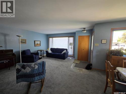 427 15Th Avenue Ne, Swift Current, SK - Indoor Photo Showing Living Room