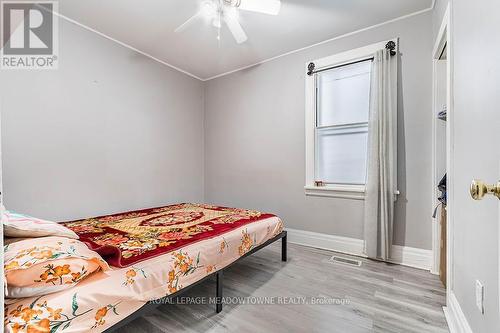 77 Province Street N, Hamilton, ON - Indoor Photo Showing Bedroom