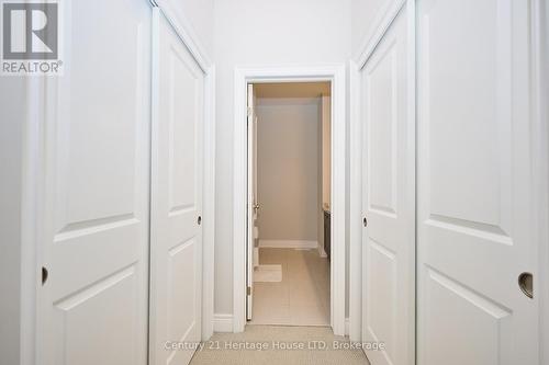 Primary - flow to ensuite bath from walk in closet - 427 Williams Crescent, Fort Erie (Lakeshore), ON - Indoor Photo Showing Other Room