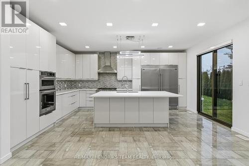 39 Sunrow Gate, Hamilton (Lakeshore), ON - Indoor Photo Showing Kitchen With Upgraded Kitchen