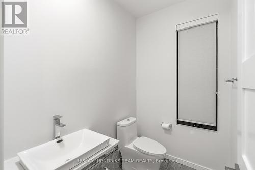 39 Sunrow Gate, Hamilton (Lakeshore), ON - Indoor Photo Showing Bathroom