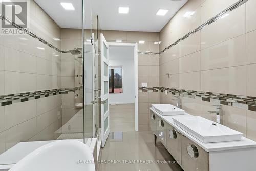 39 Sunrow Gate, Hamilton (Lakeshore), ON - Indoor Photo Showing Bathroom