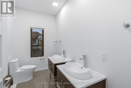 39 Sunrow Gate, Hamilton (Lakeshore), ON - Indoor Photo Showing Bathroom
