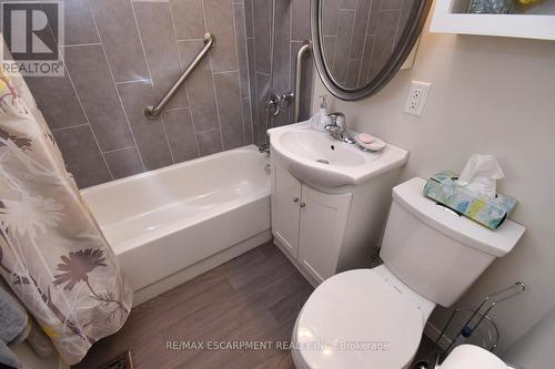 180 Adair Avenue N, Hamilton, ON - Indoor Photo Showing Bathroom