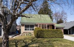 32 BROADLEAF ROAD Toronto, ON M3B 1C2