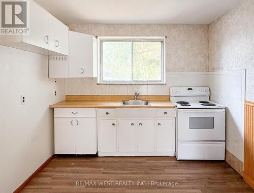 32 Broadleaf Road, Toronto, ON - Indoor Photo Showing Kitchen