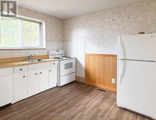 32 Broadleaf Road, Toronto, ON - Indoor Photo Showing Kitchen