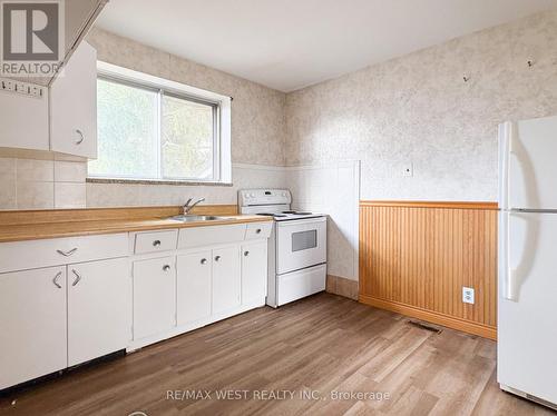 32 Broadleaf Road, Toronto, ON - Indoor Photo Showing Kitchen