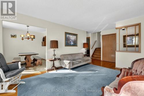 18 Fairway Drive, Hamilton, ON - Indoor Photo Showing Living Room