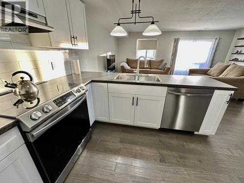 B 8923 102 Avenue, Fort St. John, BC - Indoor Photo Showing Kitchen