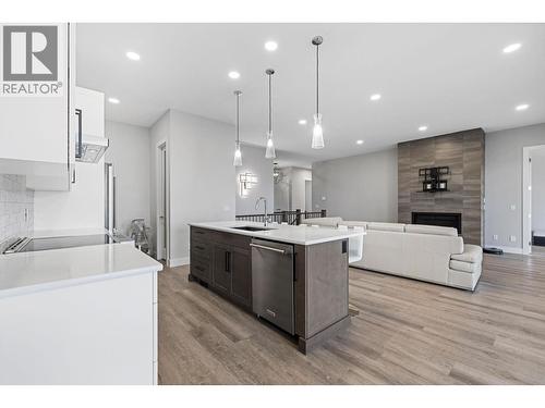 1940 Foxtail Terrace, Kelowna, BC - Indoor Photo Showing Kitchen