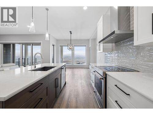 1940 Foxtail Terrace, Kelowna, BC - Indoor Photo Showing Kitchen With Upgraded Kitchen