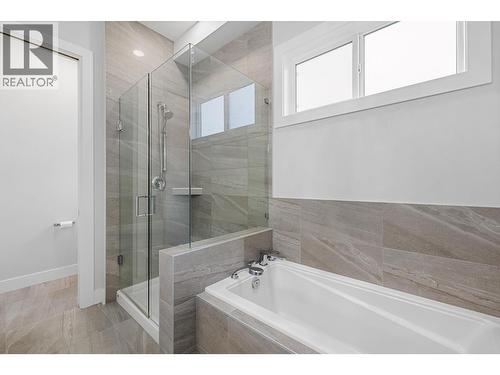 1940 Foxtail Terrace, Kelowna, BC - Indoor Photo Showing Bathroom