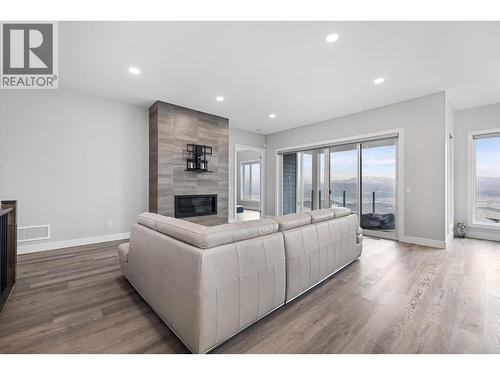 1940 Foxtail Terrace, Kelowna, BC - Indoor Photo Showing Living Room With Fireplace