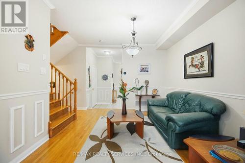 5965 Stonebriar Crescent, Mississauga, ON - Indoor Photo Showing Living Room