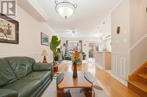5965 Stonebriar Crescent, Mississauga, ON - Indoor Photo Showing Living Room
