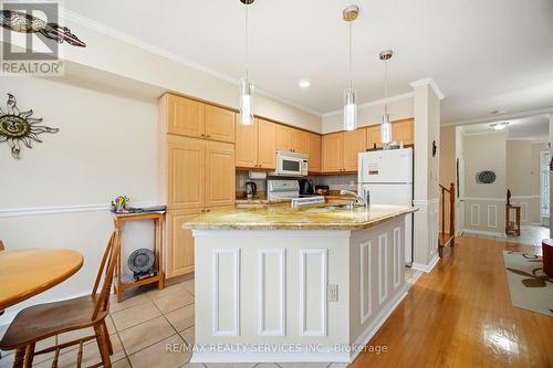 5965 Stonebriar Crescent, Mississauga, ON - Indoor Photo Showing Kitchen