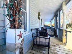 Full Front porch for watching your neighbourhood. - 