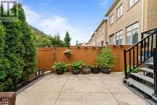 2469 Chateau Common, Oakville, ON - Outdoor