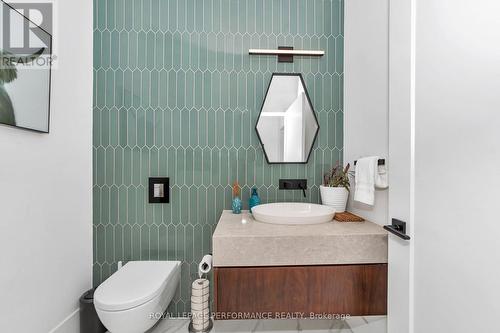 941 Winnington Avenue, Ottawa, ON - Indoor Photo Showing Bathroom