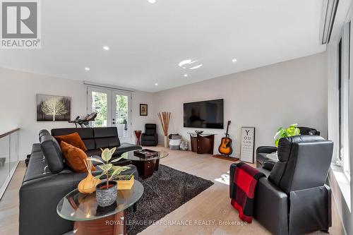941 Winnington Avenue, Ottawa, ON - Indoor Photo Showing Living Room
