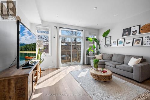 2458 Scholars Common, Burlington, ON - Indoor Photo Showing Living Room