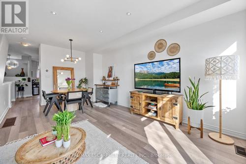 2458 Scholars Common, Burlington, ON - Indoor Photo Showing Living Room