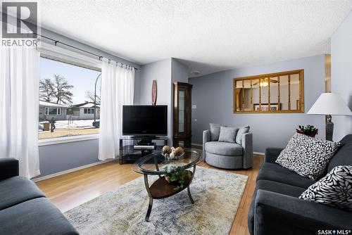 131 Lloyd Crescent, Regina, SK - Indoor Photo Showing Living Room