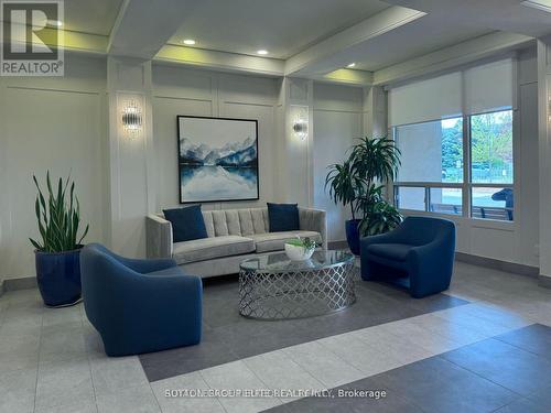 514 - 19 Northern Heights Drive, Richmond Hill, ON - Indoor Photo Showing Living Room