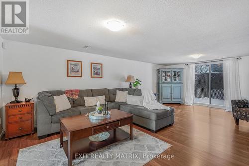 2721 Glen Street, Ottawa, ON - Indoor Photo Showing Living Room