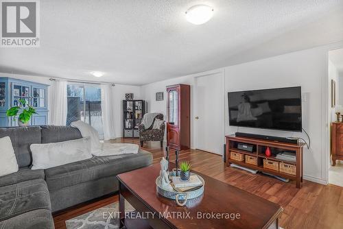 2721 Glen Street, Ottawa, ON - Indoor Photo Showing Living Room
