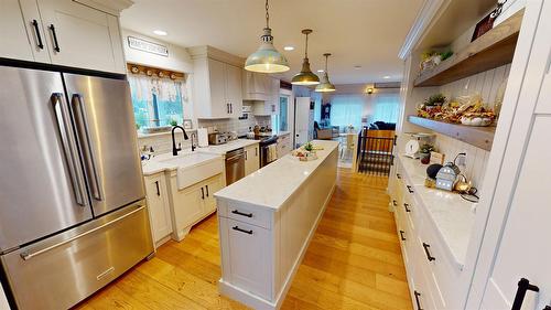 5553 Hidden Valley Road, Cranbrook, BC - Indoor Photo Showing Kitchen With Upgraded Kitchen