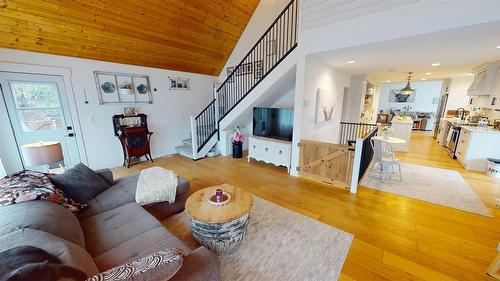 5553 Hidden Valley Road, Cranbrook, BC - Indoor Photo Showing Living Room