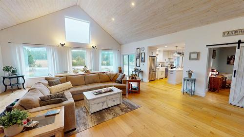5553 Hidden Valley Road, Cranbrook, BC - Indoor Photo Showing Living Room