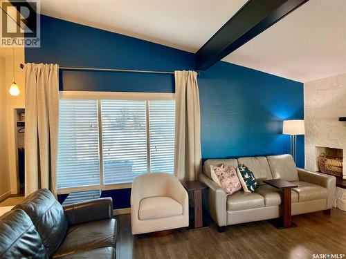 91 Moir Drive, Oxbow, SK - Indoor Photo Showing Living Room