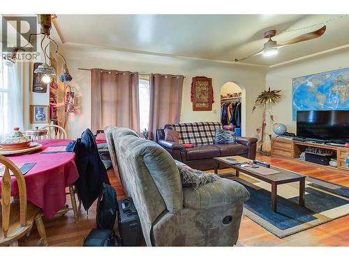1470 Richter Street, Kelowna, BC - Indoor Photo Showing Living Room