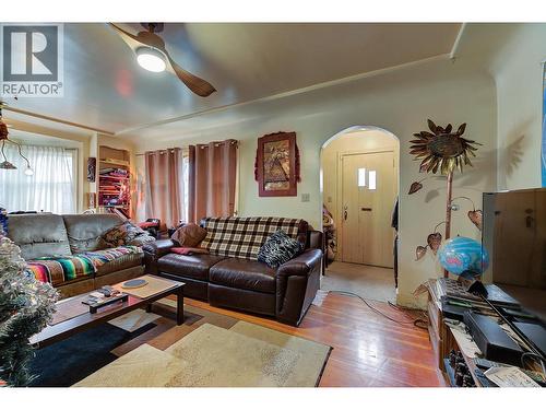 1470 Richter Street, Kelowna, BC - Indoor Photo Showing Living Room