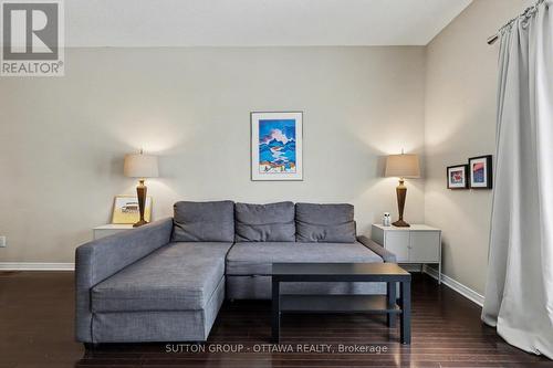 340 London Terrace, Ottawa, ON - Indoor Photo Showing Living Room