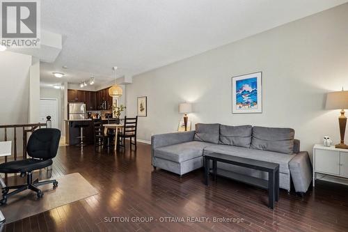 340 London Terrace, Ottawa, ON - Indoor Photo Showing Living Room