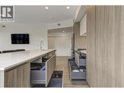 Plenty of kitchen storage - 