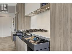 Plenty of kitchen storage - 