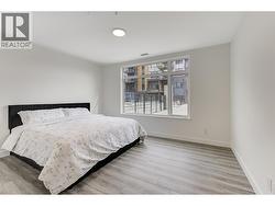 Second bedroom with pool views - 