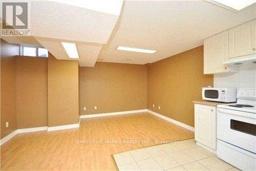 964 Fielder Drive, Mississauga, ON - Indoor Photo Showing Kitchen