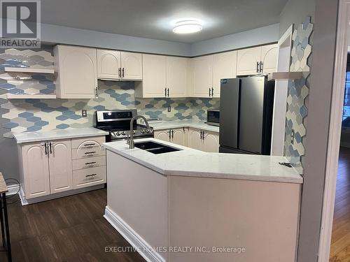 964 Fielder Drive, Mississauga, ON - Indoor Photo Showing Kitchen With Double Sink