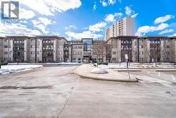 570 LOLITA Garden Unit# 231  Mississauga, ON L5A 0A1